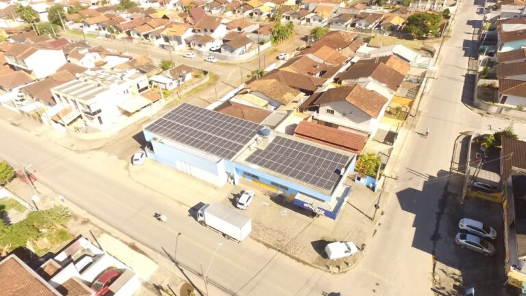 Obra comercial Ilumina Sul - Sistema fotovoltaico instalado em estabelecimento comercial de esquina