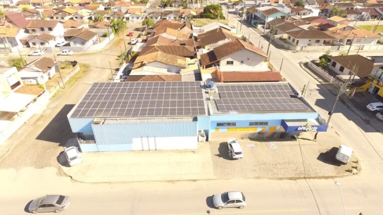 Obra comercial Ilumina Sul - Sistema fotovoltaico instalado em supermercado de bairro com cobertura completa