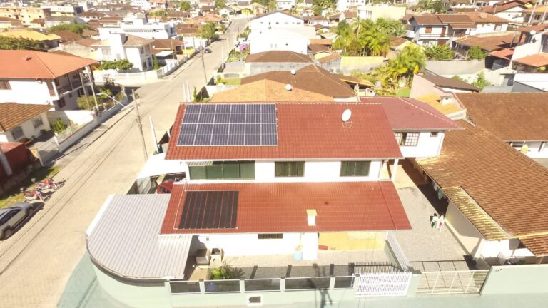 Obra residencial Ilumina Sul - Instalação de painéis solares em telhado de telha cerâmica vermelha