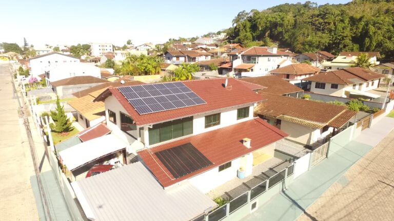 Obra residencial Ilumina Sul - Painéis solares instalados em sobrado com telhado de telha cerâmica vermelha