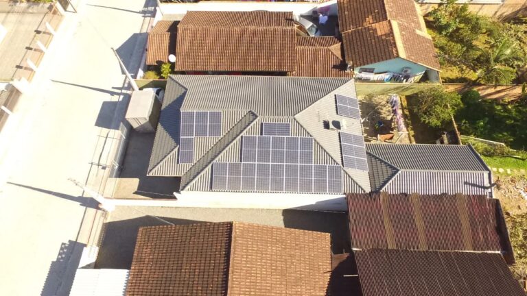 Obra residencial Ilumina Sul - Sistema fotovoltaico instalado em telhado de fibrocimento com múltiplas águas